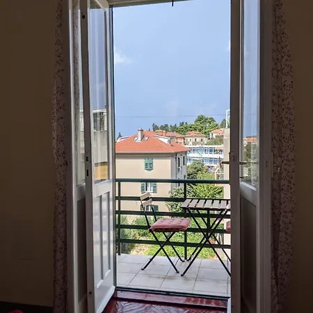 Centre Split Apartment Trina *
