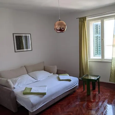 Centre Split Apartment Trina 公寓