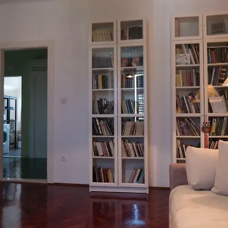 Centre Split Apartment Trina *